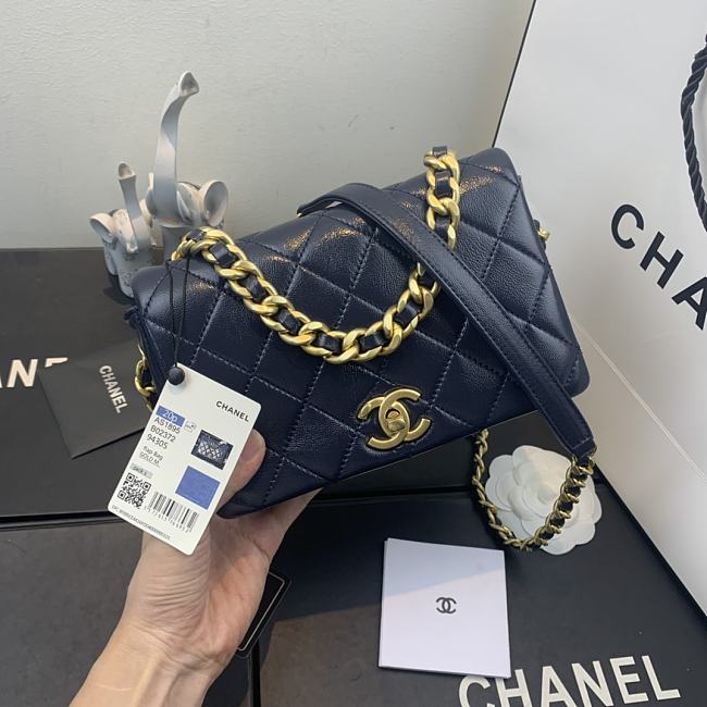 Ch**el shiny quilted lambskin flap bag blue as1895 20 x 13 x 7 cm