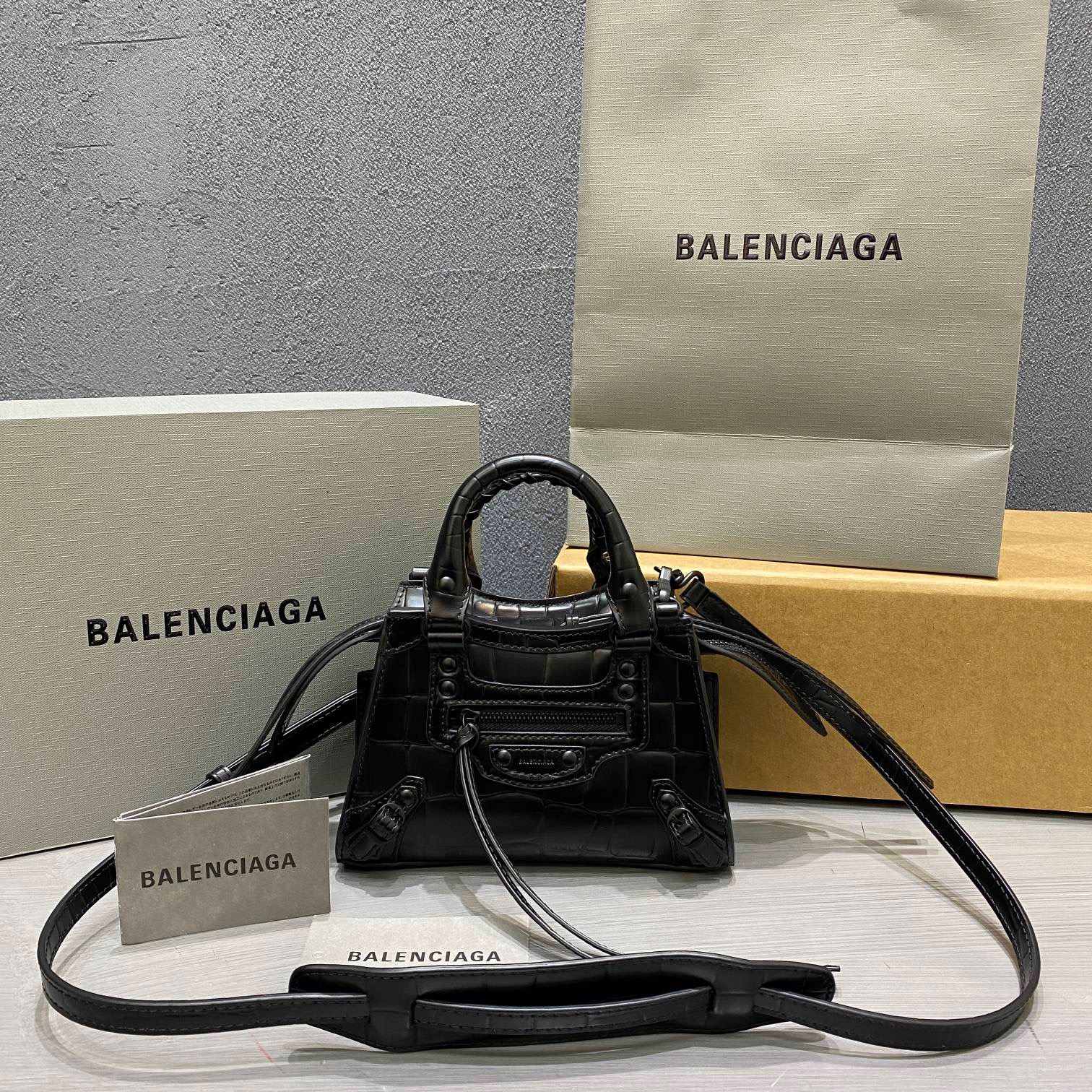 Ba1en*iaga mini neo classic top handle bag crocodile leather black 63852415v67 22 x 14 x 11 cm