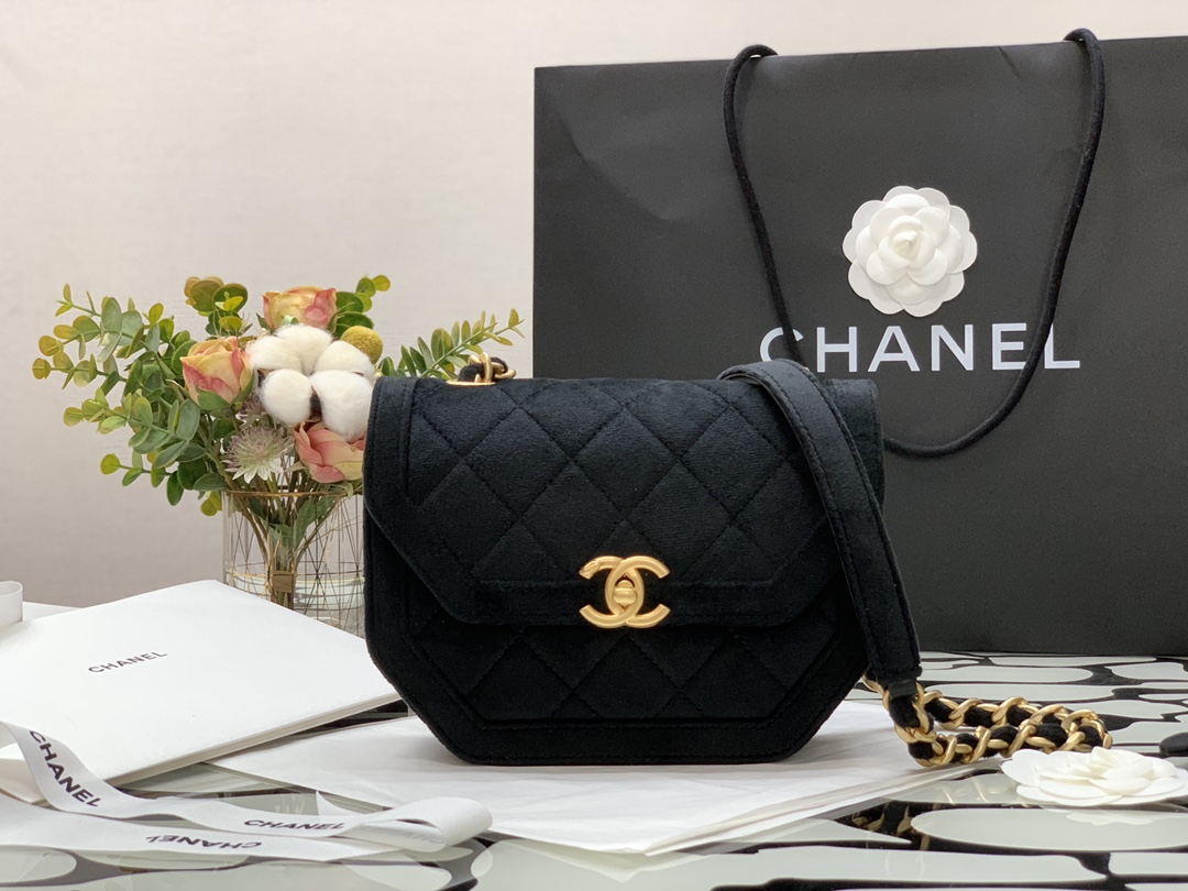 Ch**el mini flap bag velvet & gold-tone metal black as2597 19 x 15 x 6 cm