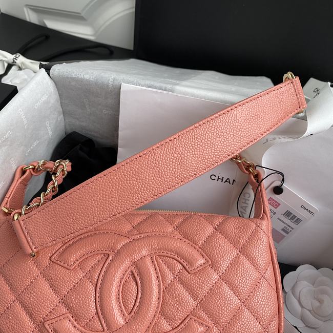 Ch**el grained leather hobo bag peach b01960 25 x 14 x 5 cm
