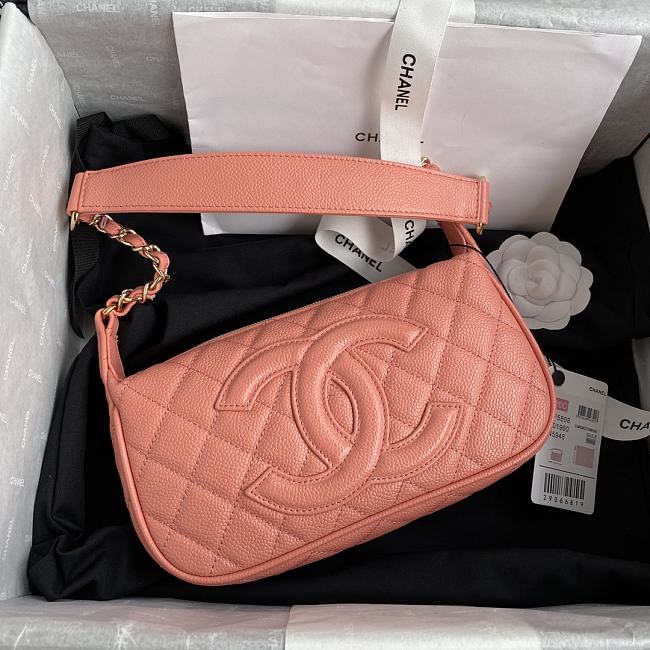 Ch**el grained leather hobo bag peach b01960 25 x 14 x 5 cm