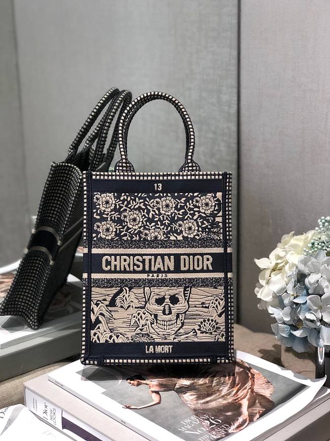 D10r vertical book tote embroidery 01 20 x 26 x 10 cm