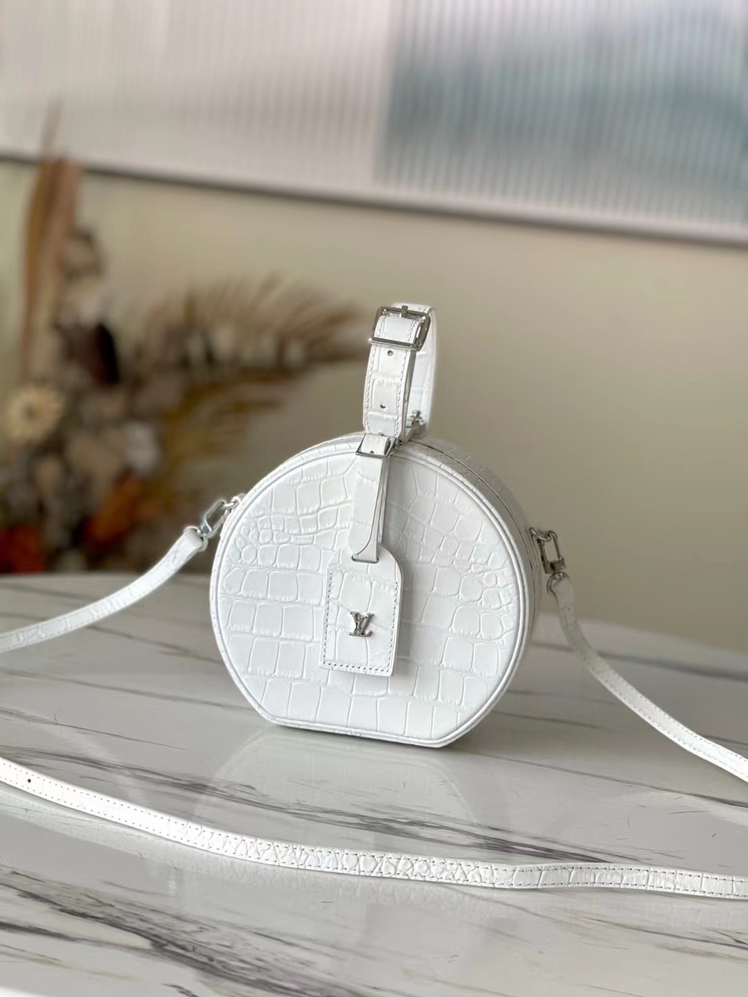 l0vis Vvtt0n petite boite chapeau crocodile leather white n94071 17.5 x 16.5 x 7.5 cm