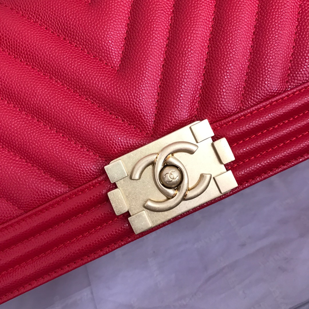 Ch**el medium boy bag chevron gold-tone metal grained leather red a67086 25cm