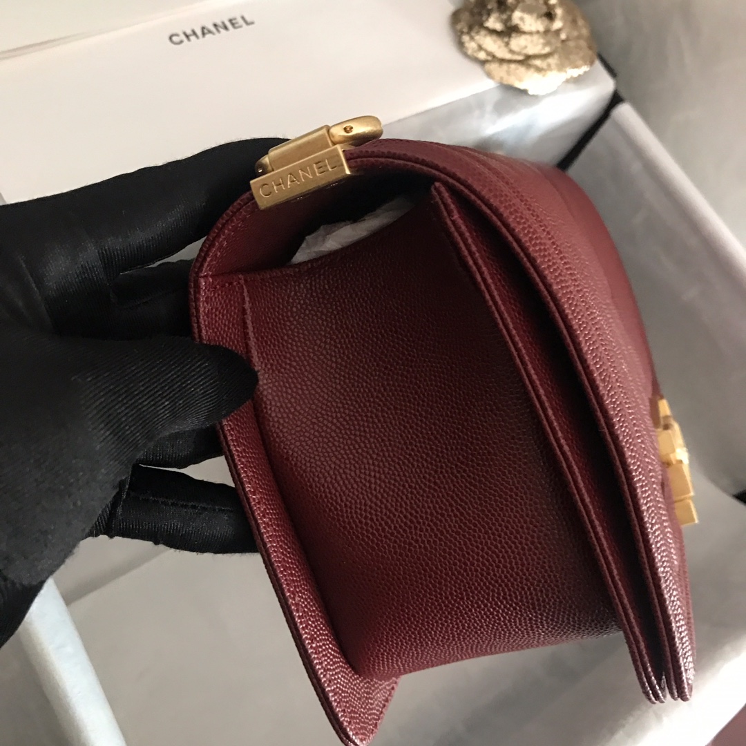 Ch**el medium boy bag chevron gold-tone metal grained leather burgundy a67086 25cm