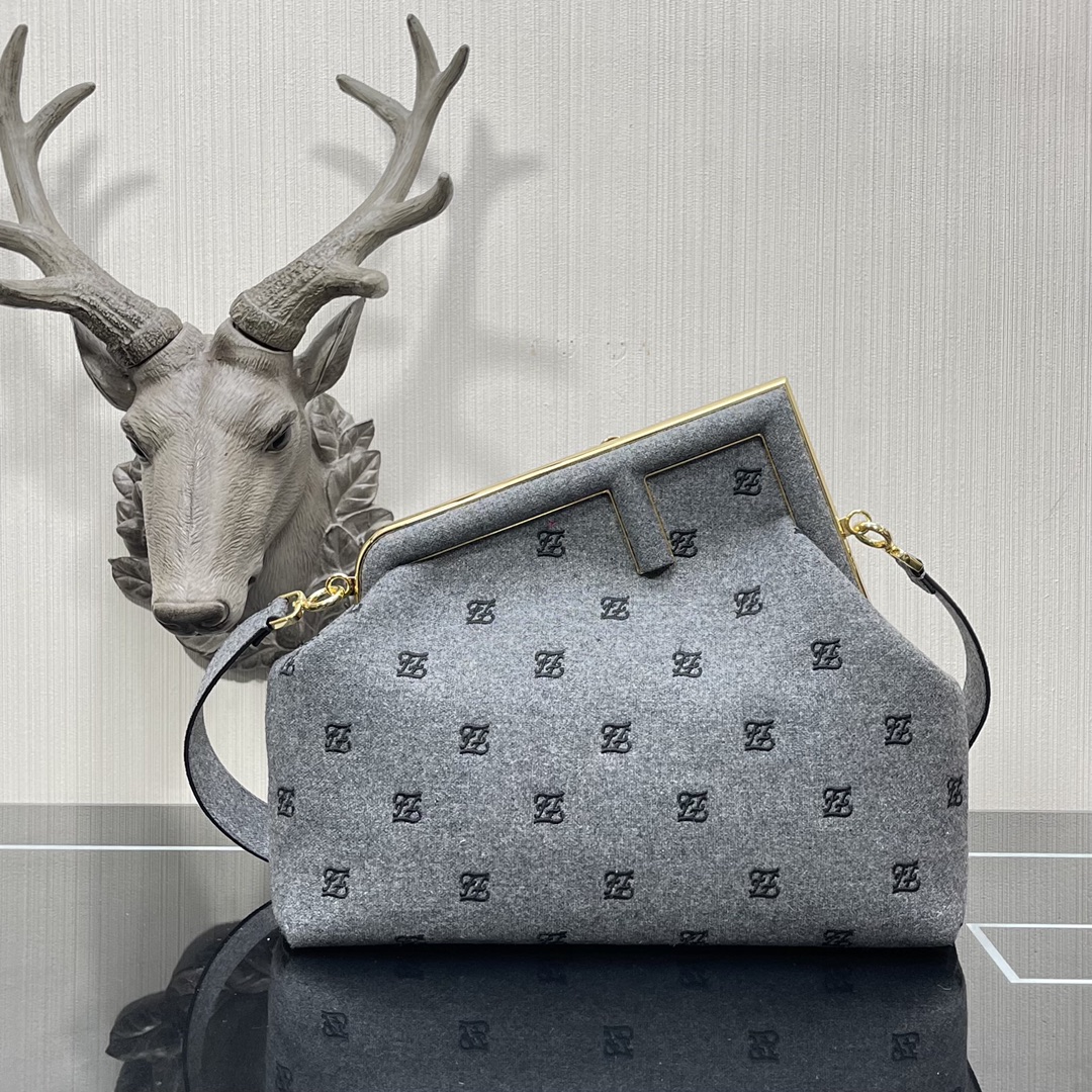 F**di medium first flannel gray 8bp127 32.5 x 15 x 23.5 cm