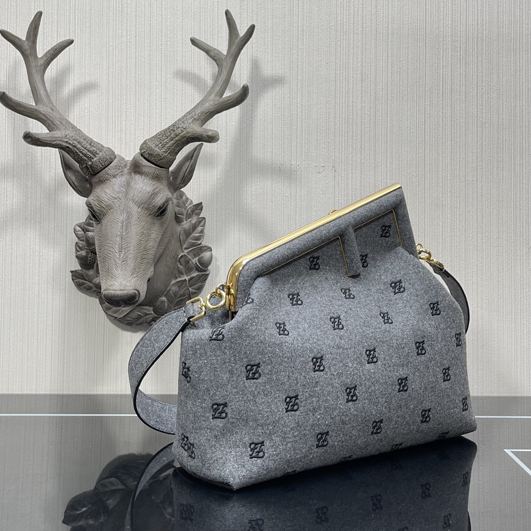 F**di medium first flannel gray 8bp127 32.5 x 15 x 23.5 cm