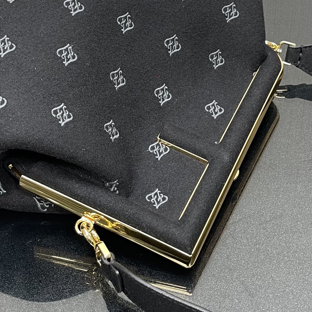 F**di medium first flannel black 8bp127 32.5 x 15 x 23.5 cm