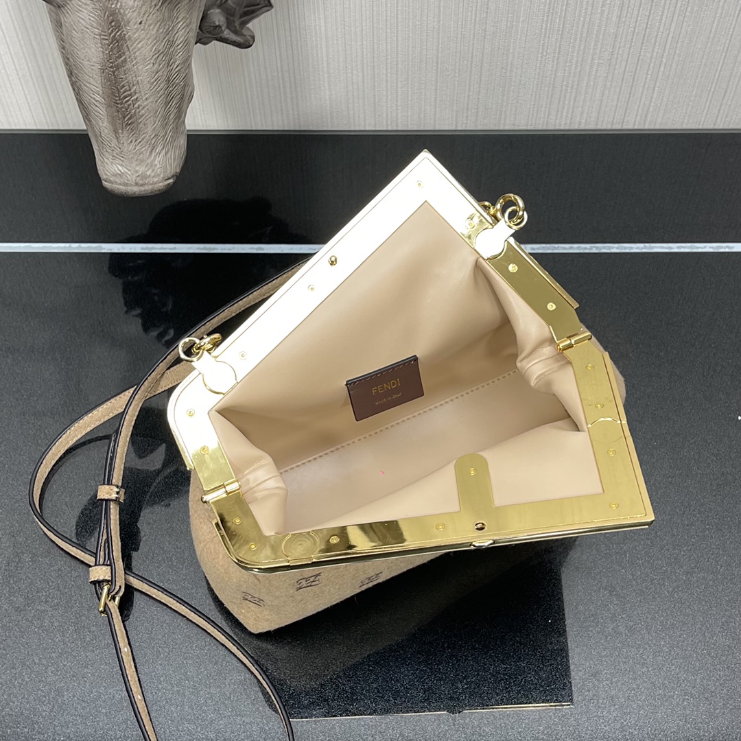 F**di small first flannel beige 8bp129abve 26 x 9.5 x 18 cm