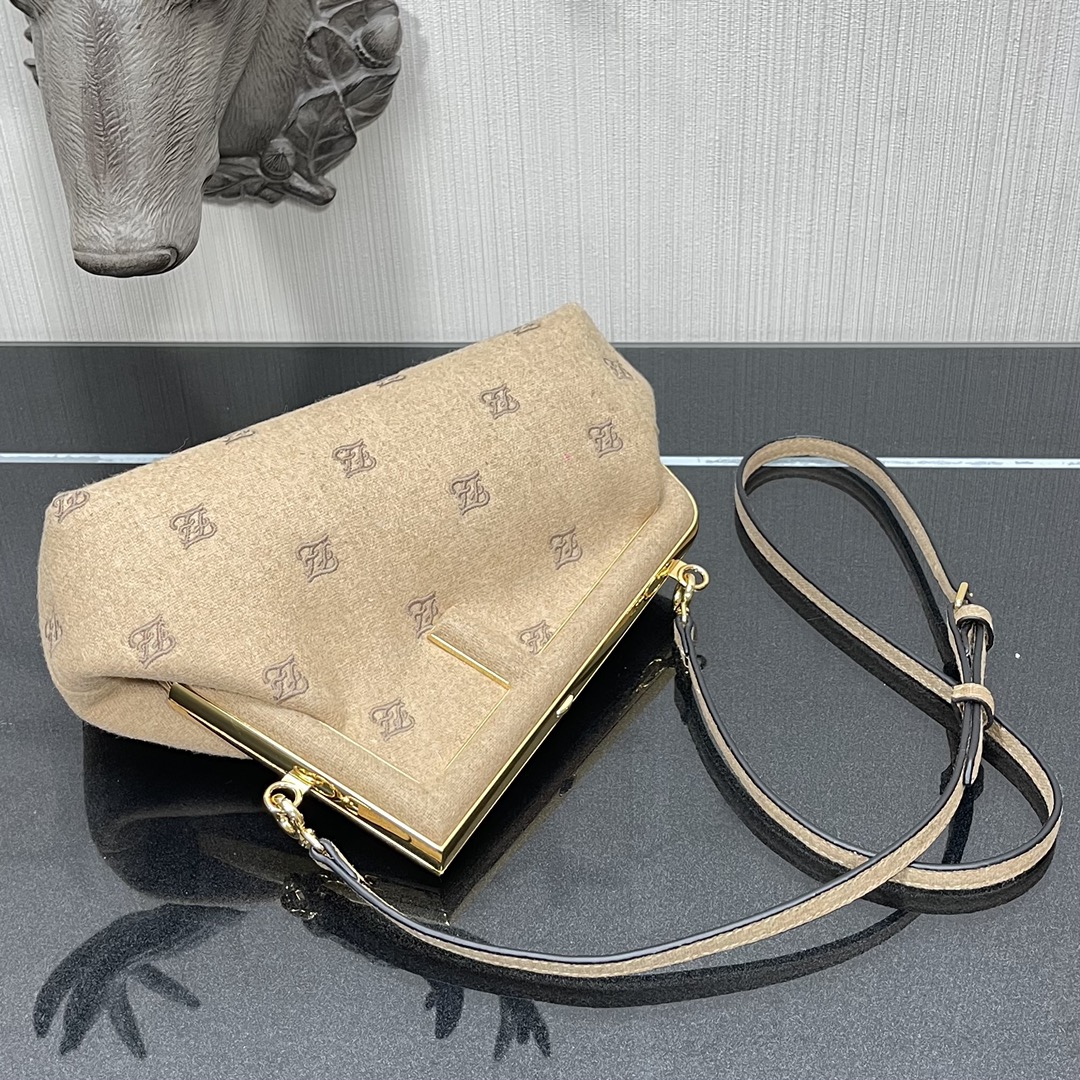 F**di small first flannel beige 8bp129abve 26 x 9.5 x 18 cm