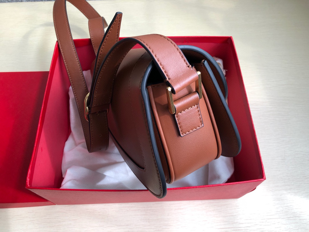 Va1e*ntin0 garavani s*pervee crossbody bag leather brown wb0g09zxl 26.5 x 9 x 15 cm