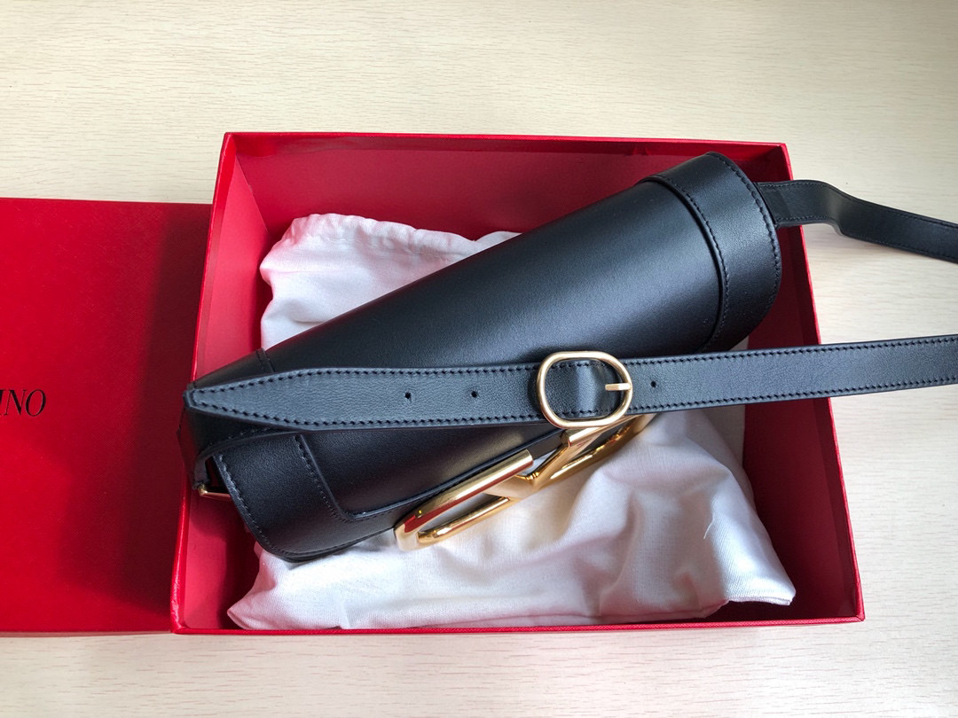 Va1e*ntin0 garavani s*pervee crossbody bag leather black wb0g09zxl 26.5 x 9 x 15 cm