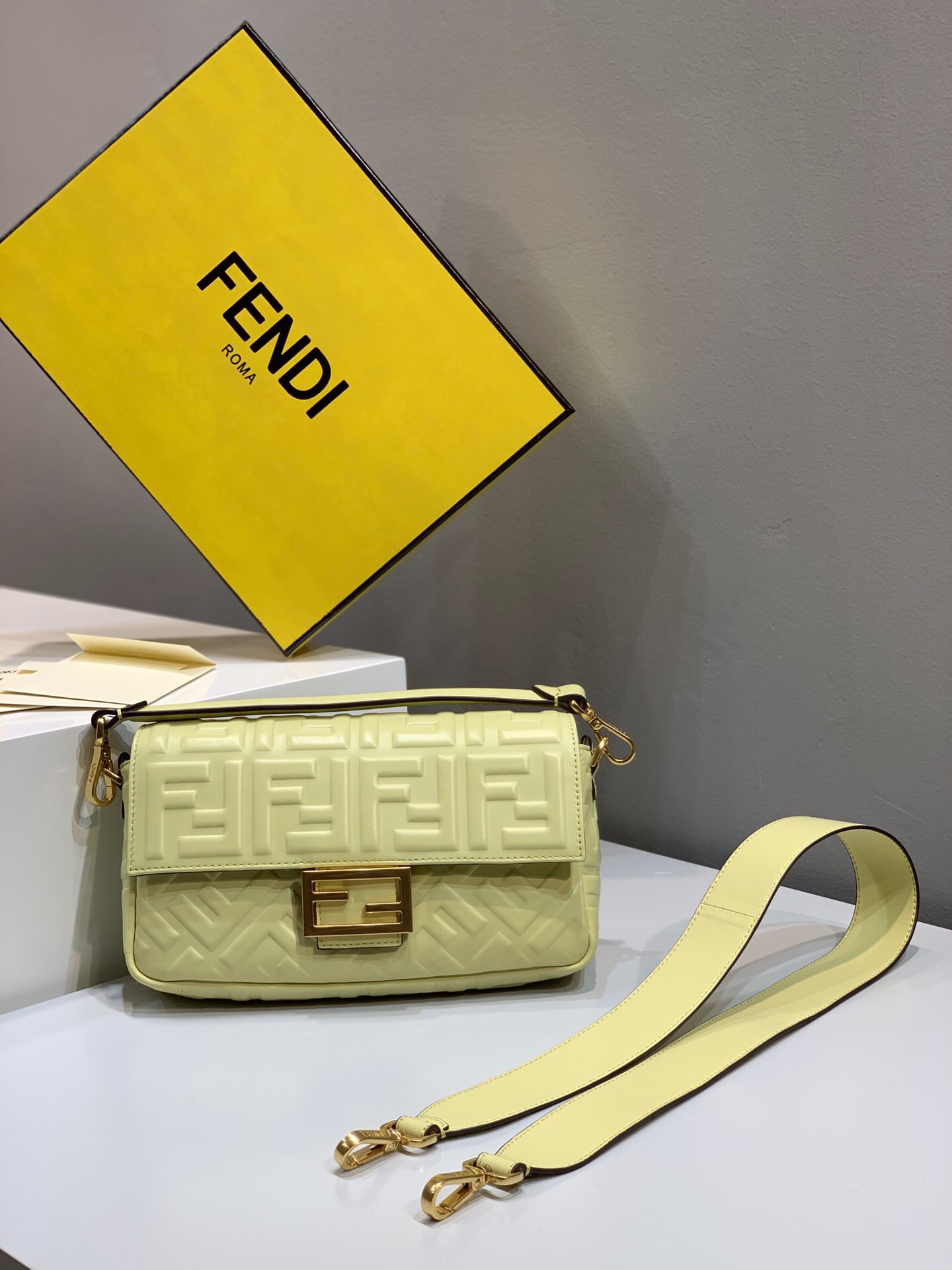 F**di baguette nappa leather lime 8br600 26 x 5 x 15 cm