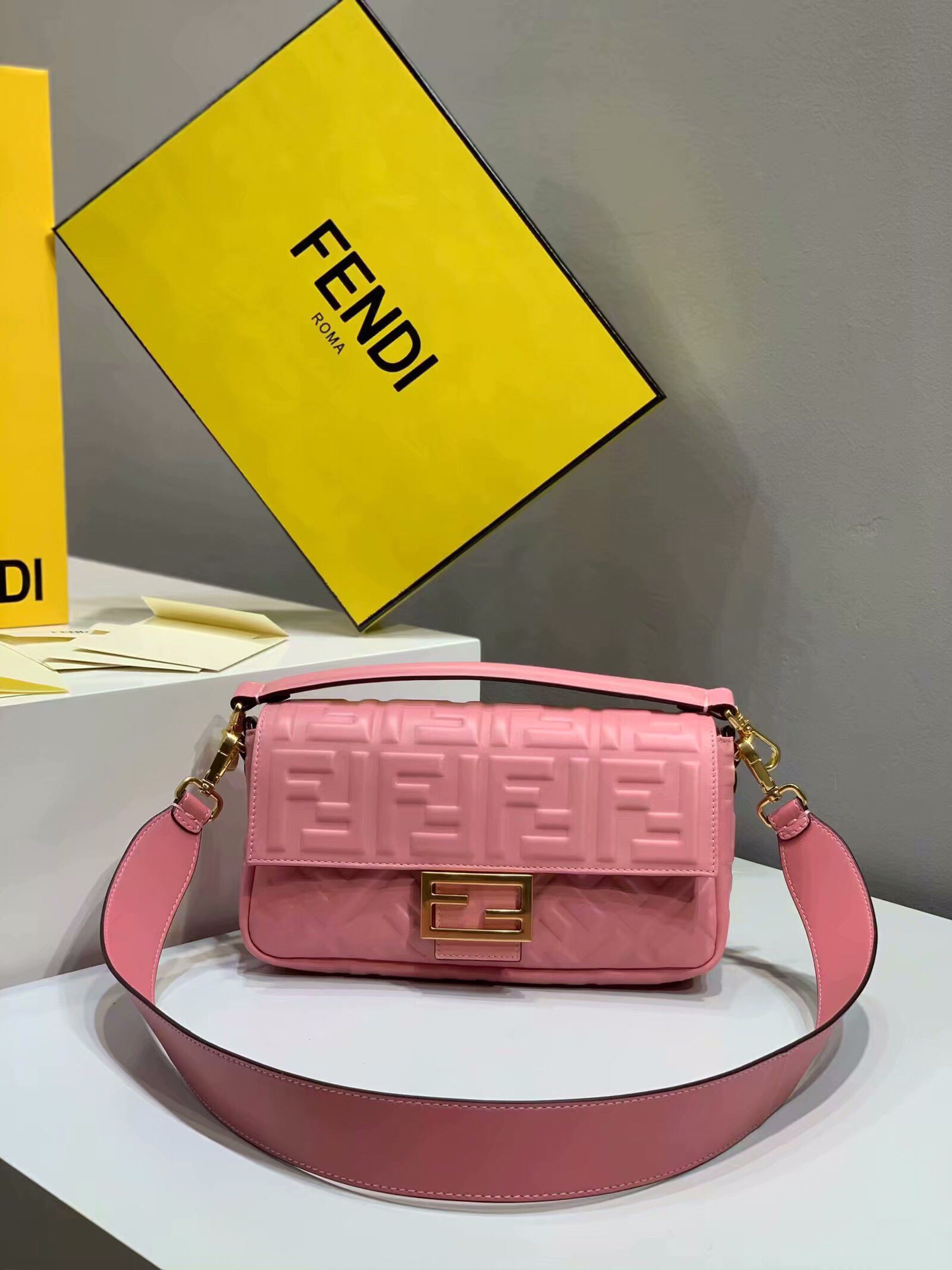 F**di baguette nappa leather pink 8br600 26 x 5 x 15 cm