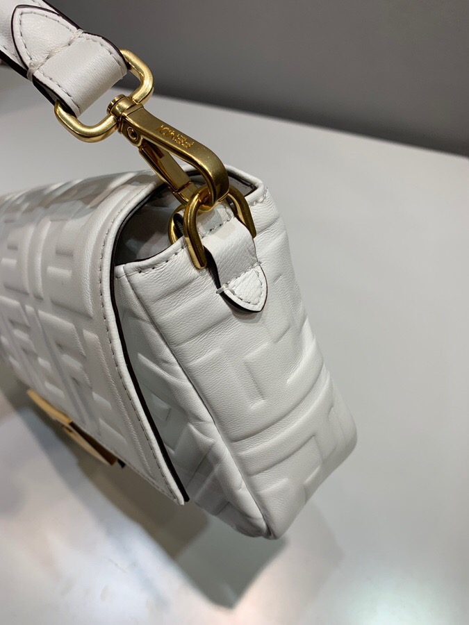 F**di baguette nappa leather white 8br600 26 x 5 x 15 cm