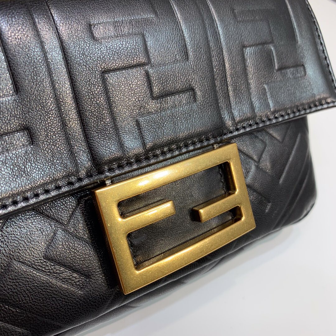 F**di small nappla leather black 8bs017 18 x 4 x 11 cm