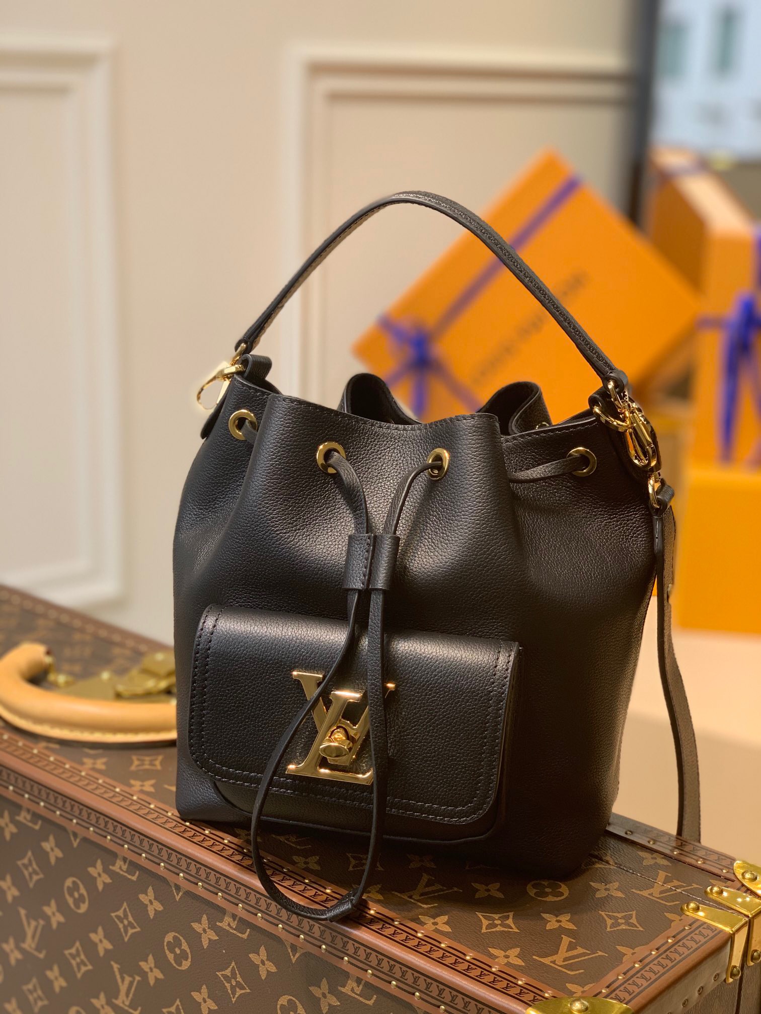 l0vis Vvtt0n lockme bucket bag black m57687 20 x 22 x 13 cm