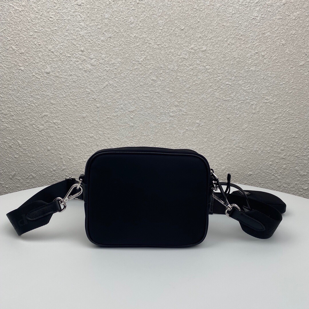 Pra*a re-edition 2005 hobo camera nylon bag black 1bh153 20 x 15 x 5 cm