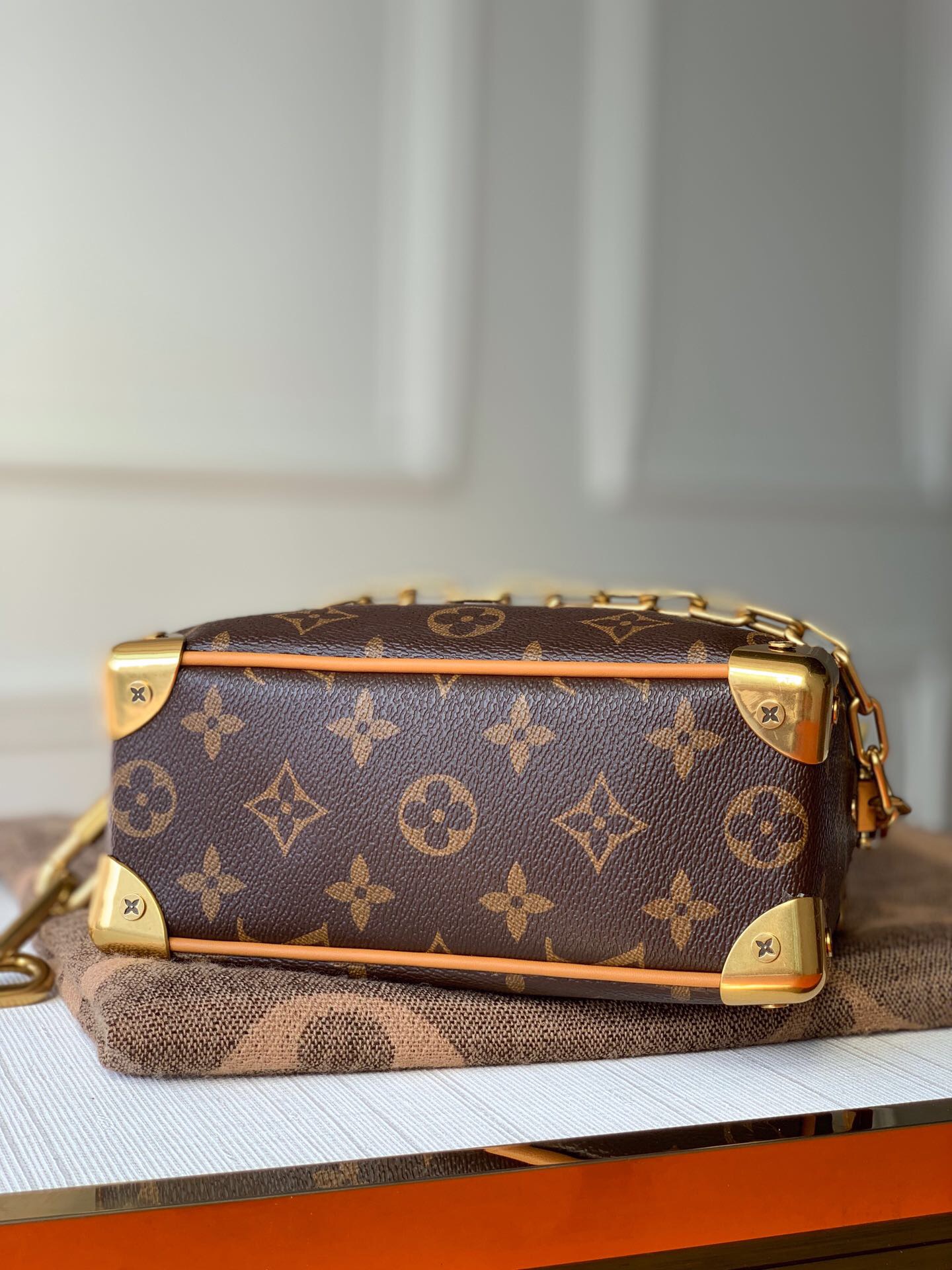 Iconic Monogram print with contrasting resin chain M68906  18.5cm