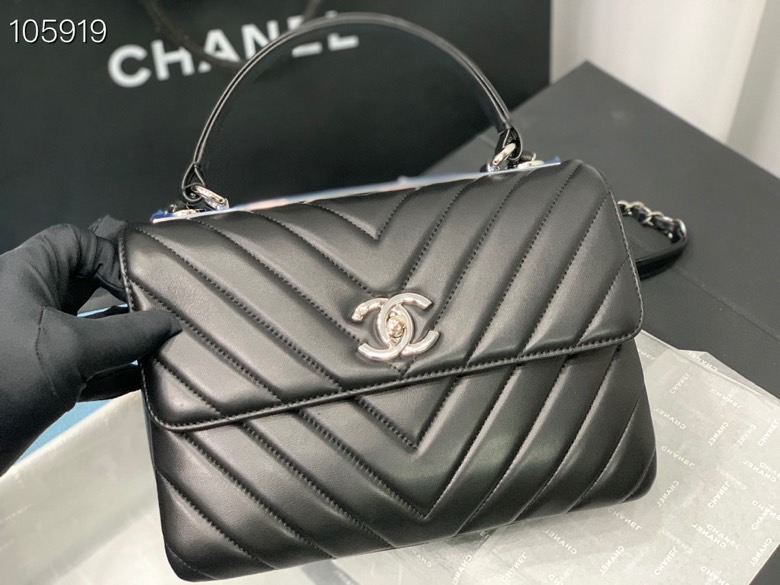 Ch**el Ch**elv has smooth lines sandwich black bag 25cm