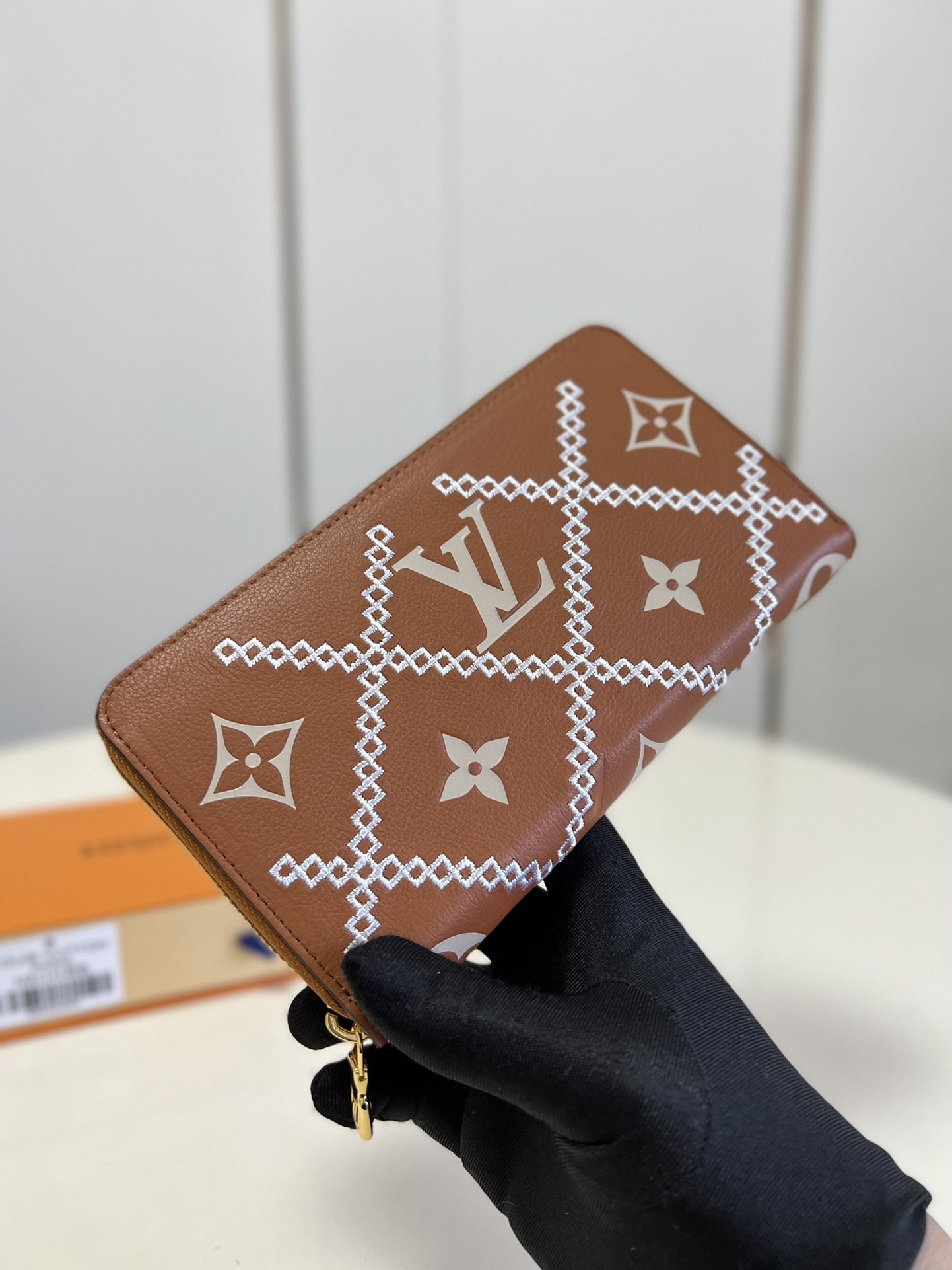 L-V M81141 Zippy Monogram Vernis brown 19.5cm