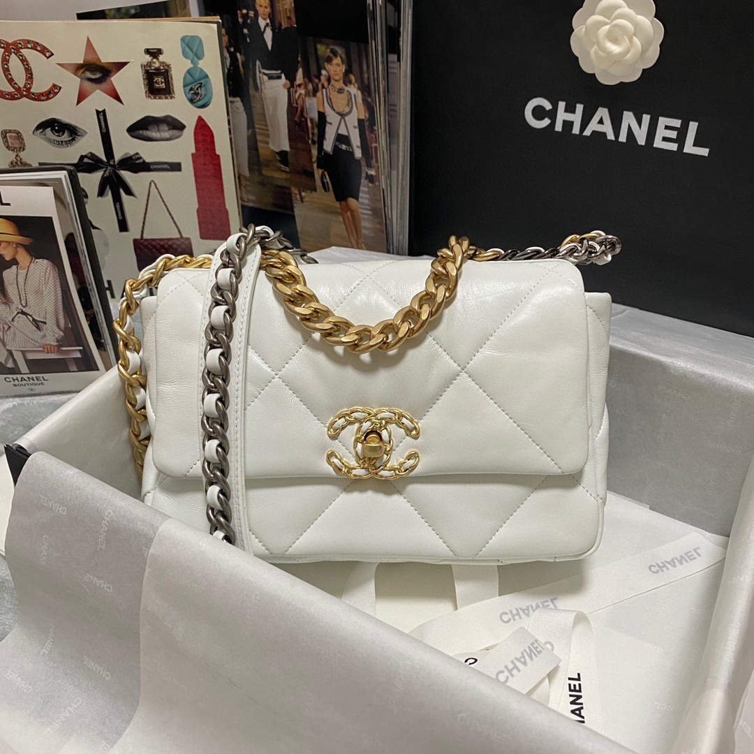 Ch**el 19 handbag calfskin in white-26×16×9cm