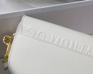 D10r bobby east-west bag smooth leather m9327  white - 22x13x5cm