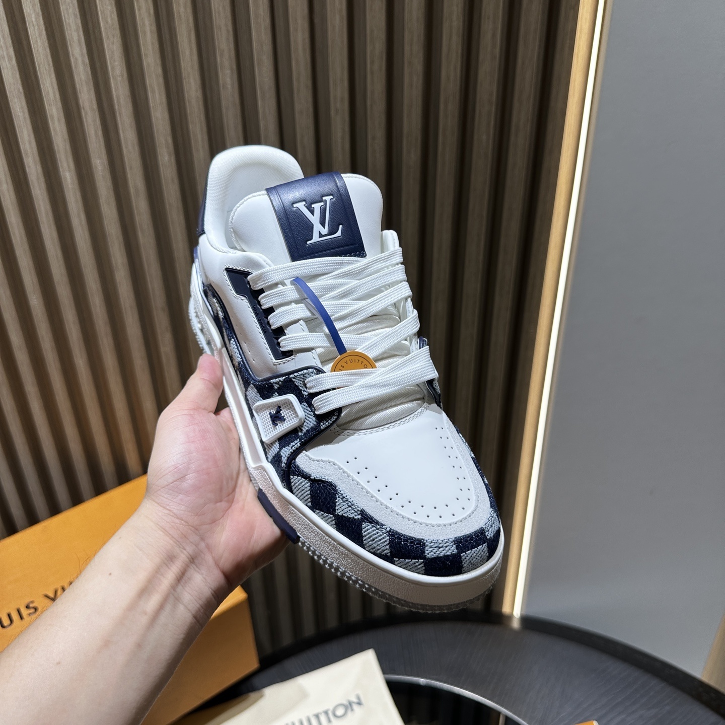 LV Sneaker 04