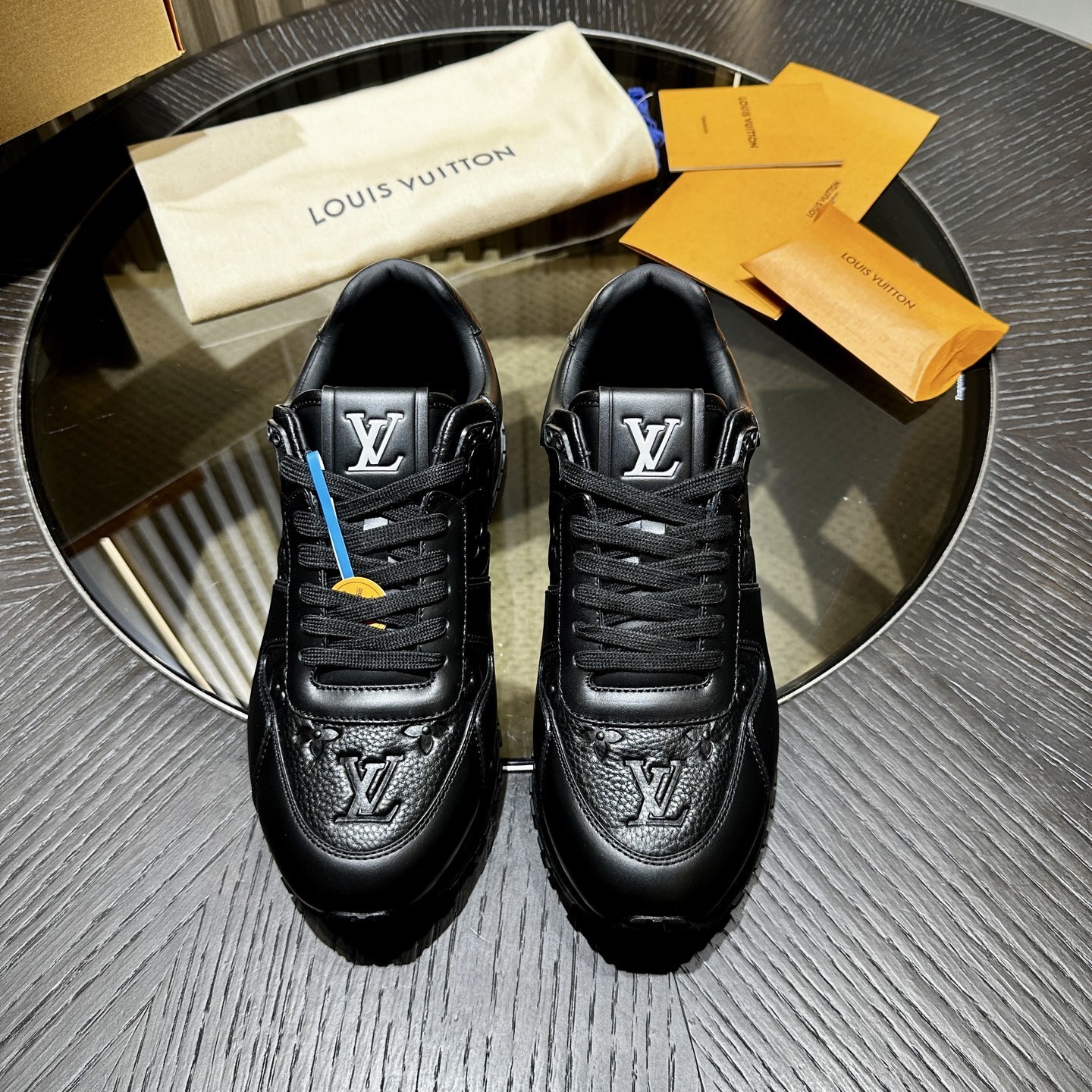 LV Run Away 01