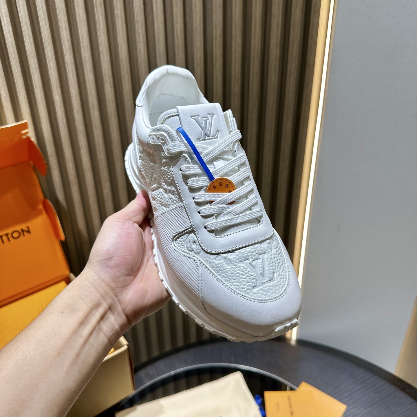 LV Run Away 02
