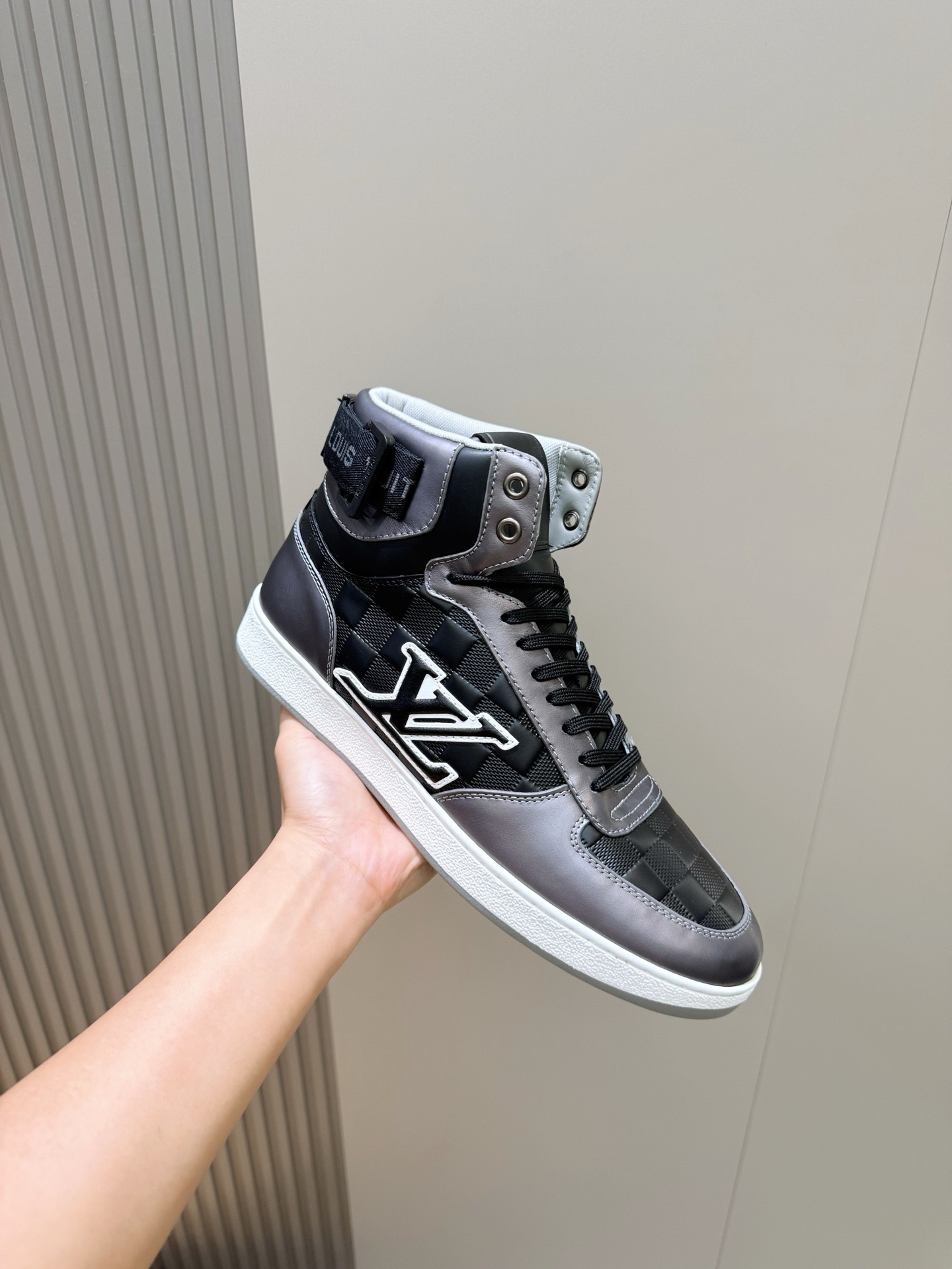 l0vis Vvtt0n high-top sneakers 04